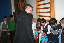 Moș Crăciun la clasa a III-a din Pietroșani-2017-13