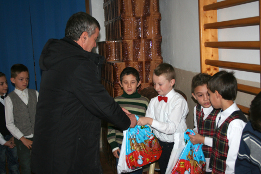 Moș Crăciun la clasa a III-a din Pietroșani-2017-14