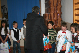 Moș Crăciun la clasa a III-a din Pietroșani-2017-15