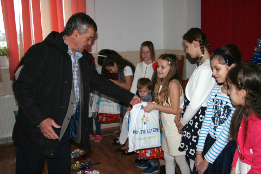 Moș Crăciun la clasa a III-a din Pietroșani-2017-8