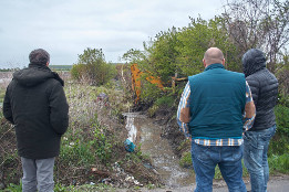 Testarea lucrărilor de decolmatare a canalelor &icirc;n urma ploilor din ultimele ore-2017-4