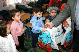 Moș Crăciun la Grădinița Pietroșani-Grupa mijlocie-2017-13