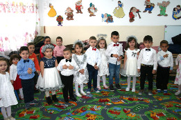 Moș Crăciun la Grădinița Pietroșani-Grupa mijlocie-2017-14