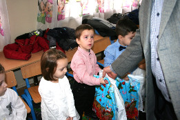 Moș Crăciun la Grădinița Pietroșani-Grupa mijlocie-2017-16