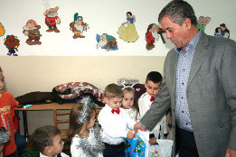 Moș Crăciun la Grădinița Pietroșani-Grupa mijlocie-2017-24