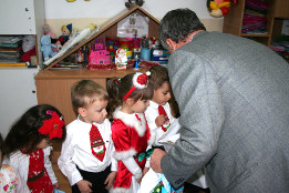 Moș Crăciun la Grădinița Pietroșani-Grupa mijlocie-2017-5