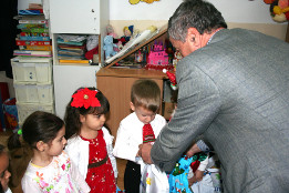 Moș Crăciun la Grădinița Pietroșani-Grupa mijlocie-2017-7