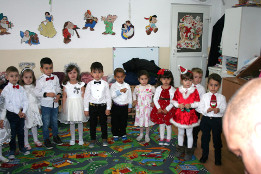 Moș Crăciun la Grădinița Pietroșani-Grupa mijlocie-2017-8